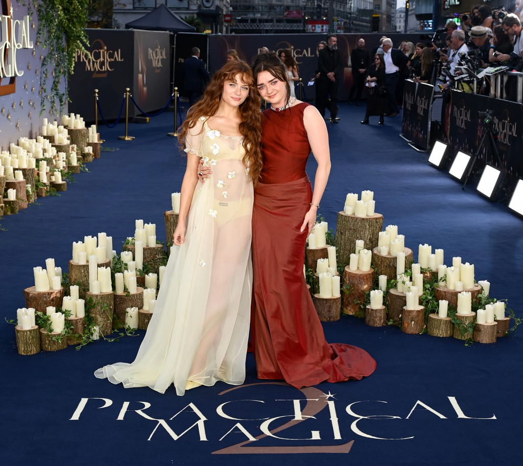 Joey King interpreta a Kylie, mientras que Maisie Williams da vida a Antonia, las hijas de Sally
